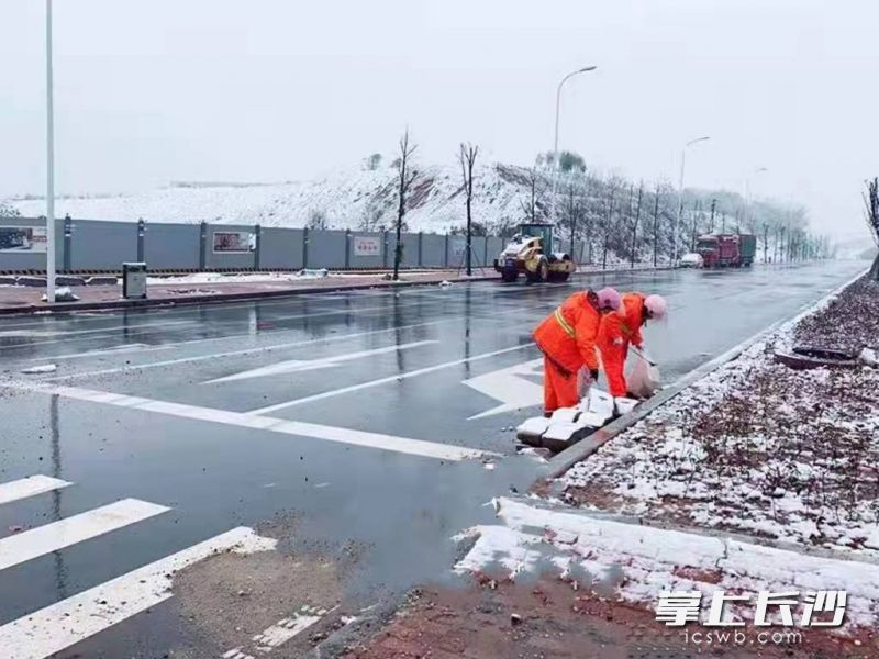 雨花區(qū)的環(huán)衛(wèi)工人正積極清掃路面積雪,。長沙晚報(bào)通訊員  邱艷斌  攝