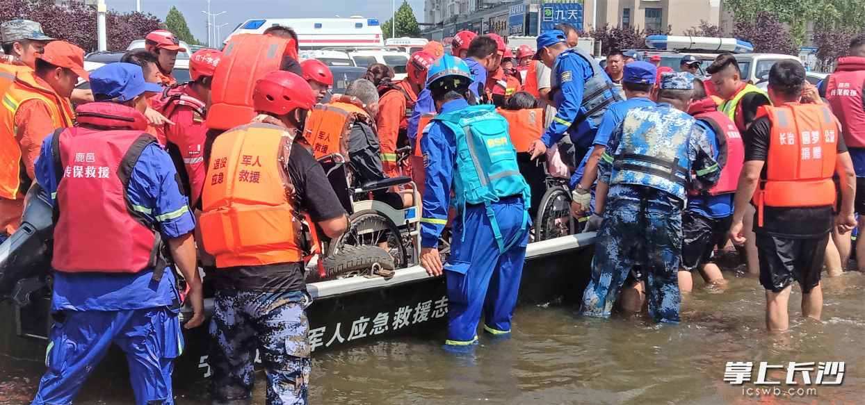 2021年7月,，陳建凱帶領(lǐng)隊(duì)員、4大車物資及沖鋒舟,、皮劃艇,，奔赴河南省衛(wèi)輝市重災(zāi)區(qū)參與搶險(xiǎn)救災(zāi)。身穿迷彩服的救援者為陳建凱,。   受訪方供圖