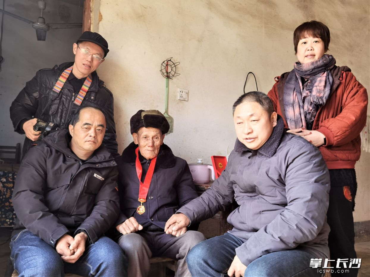 “湖南好人”陳建凱（右二）帶領(lǐng)愛心志愿者,，上門看望家住壩塘鎮(zhèn)繁榮村的志愿軍老戰(zhàn)士、九旬老黨員肖述仁,。受訪方供圖