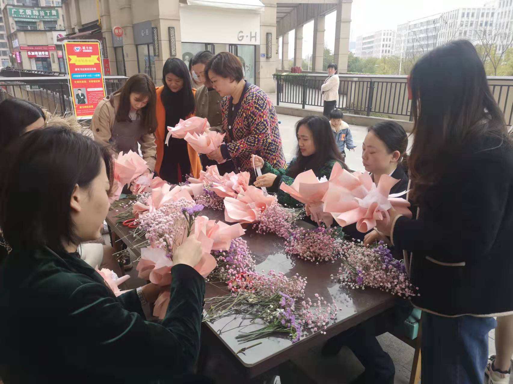 雨花區(qū)古樟樹社區(qū)舉行的“她力量”風(fēng)采秀上,，社區(qū)巧娘將繽紛花卉變成藝術(shù)花籃,。  長沙晚報通訊員  滿意 攝