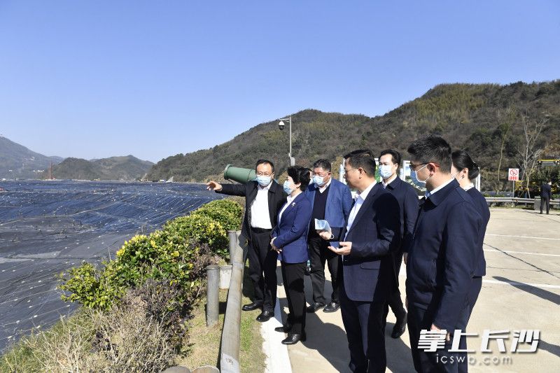3月8日下午,，省委常委,、市委書記吳桂英在位于望城區(qū)的長沙市固體廢棄物處理場(chǎng)調(diào)研生活垃圾焚燒處理情況。均為長沙晚報(bào)全媒體記者 余劭劼 攝