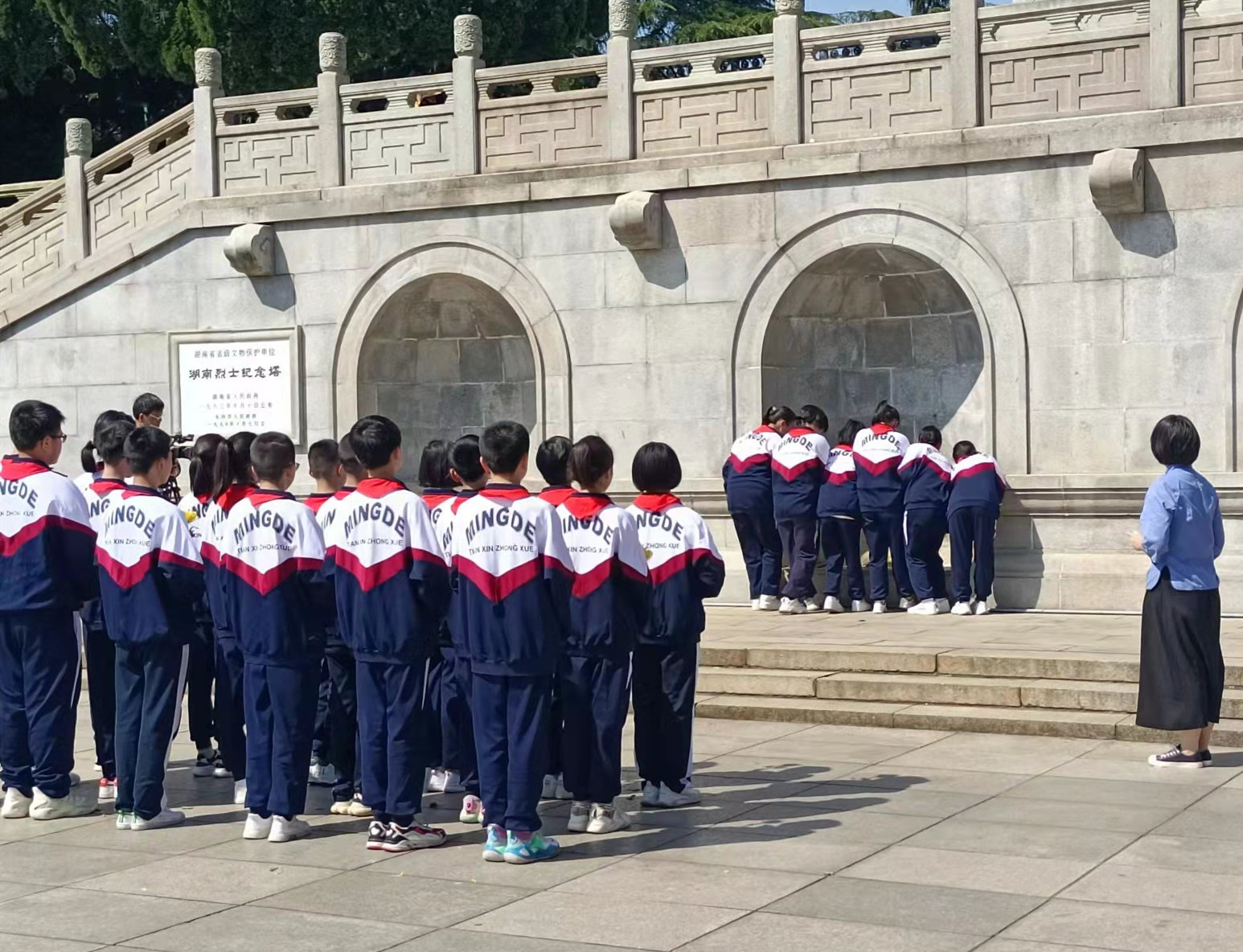 向烈士敬獻(xiàn)鮮花,。均為長(zhǎng)沙晚報(bào)全媒體記者 陳良 攝