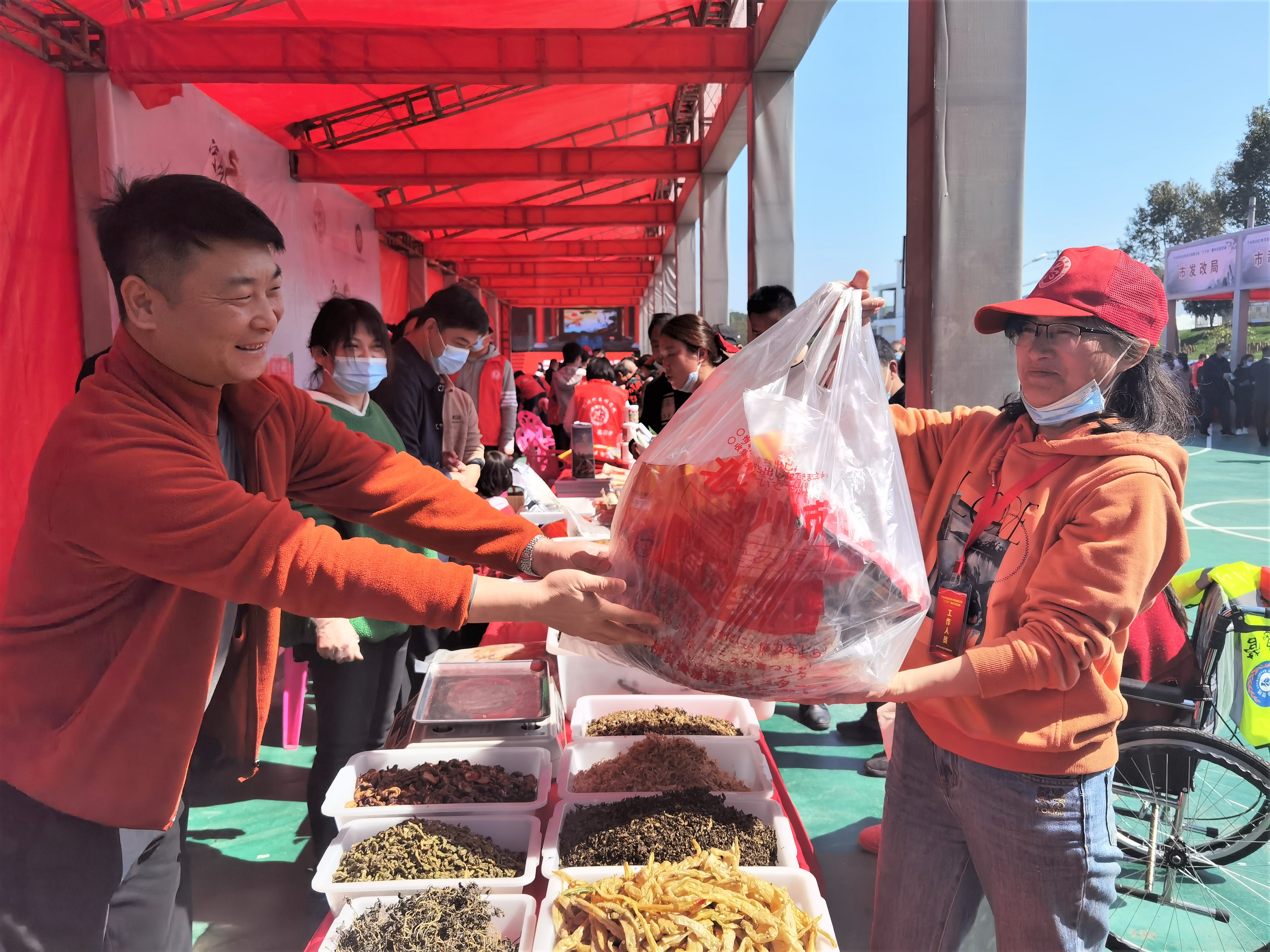 寧鄉(xiāng)市流沙河鎮(zhèn)各村擺出的花豬肉脯,、臘魚臘泥鰍,、蘿卜干等特色美食菜品，被興致高漲的群眾大包小包買走,。 長(zhǎng)沙晚報(bào)全媒體記者 張禹 攝