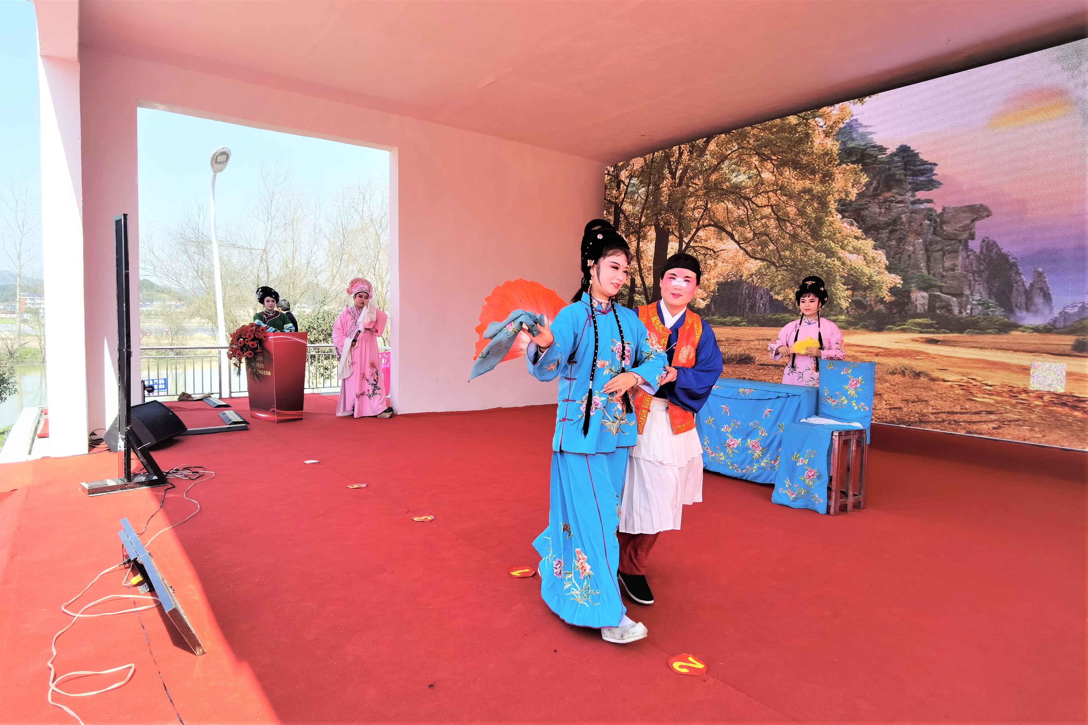 由寧鄉(xiāng)市文旅廣體局推送,、寧鄉(xiāng)市花鼓劇團(tuán)帶來的傳統(tǒng)曲目《吳三保游春》，受到了村民們的熱烈歡迎,。 長(zhǎng)沙晚報(bào)全媒體記者 張禹 攝