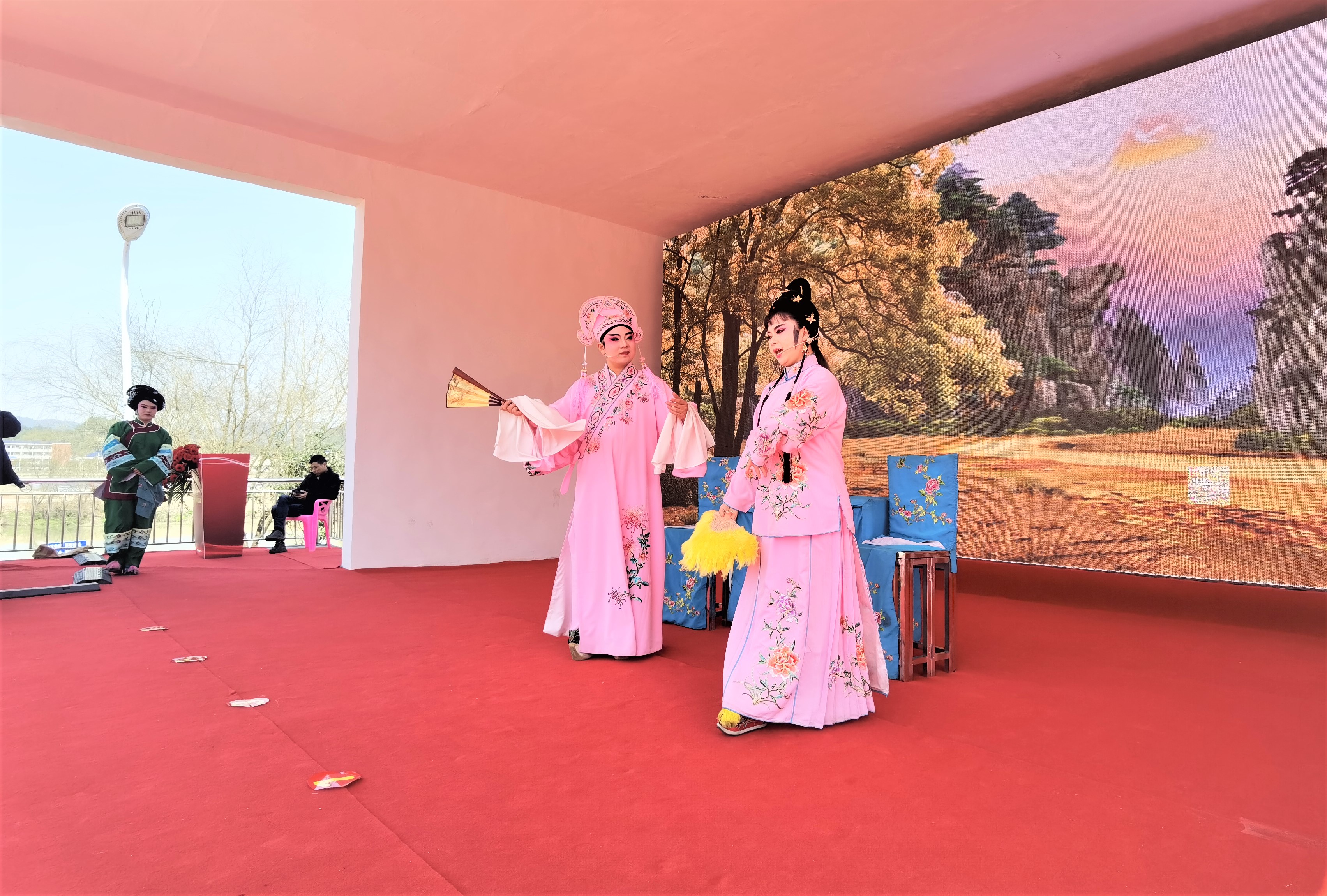 由寧鄉(xiāng)市文旅廣體局推送,、寧鄉(xiāng)市花鼓劇團(tuán)帶來的傳統(tǒng)曲目《吳三保游春》，受到了村民們的熱烈歡迎,。長(zhǎng)沙晚報(bào)全媒體記者 張禹 攝