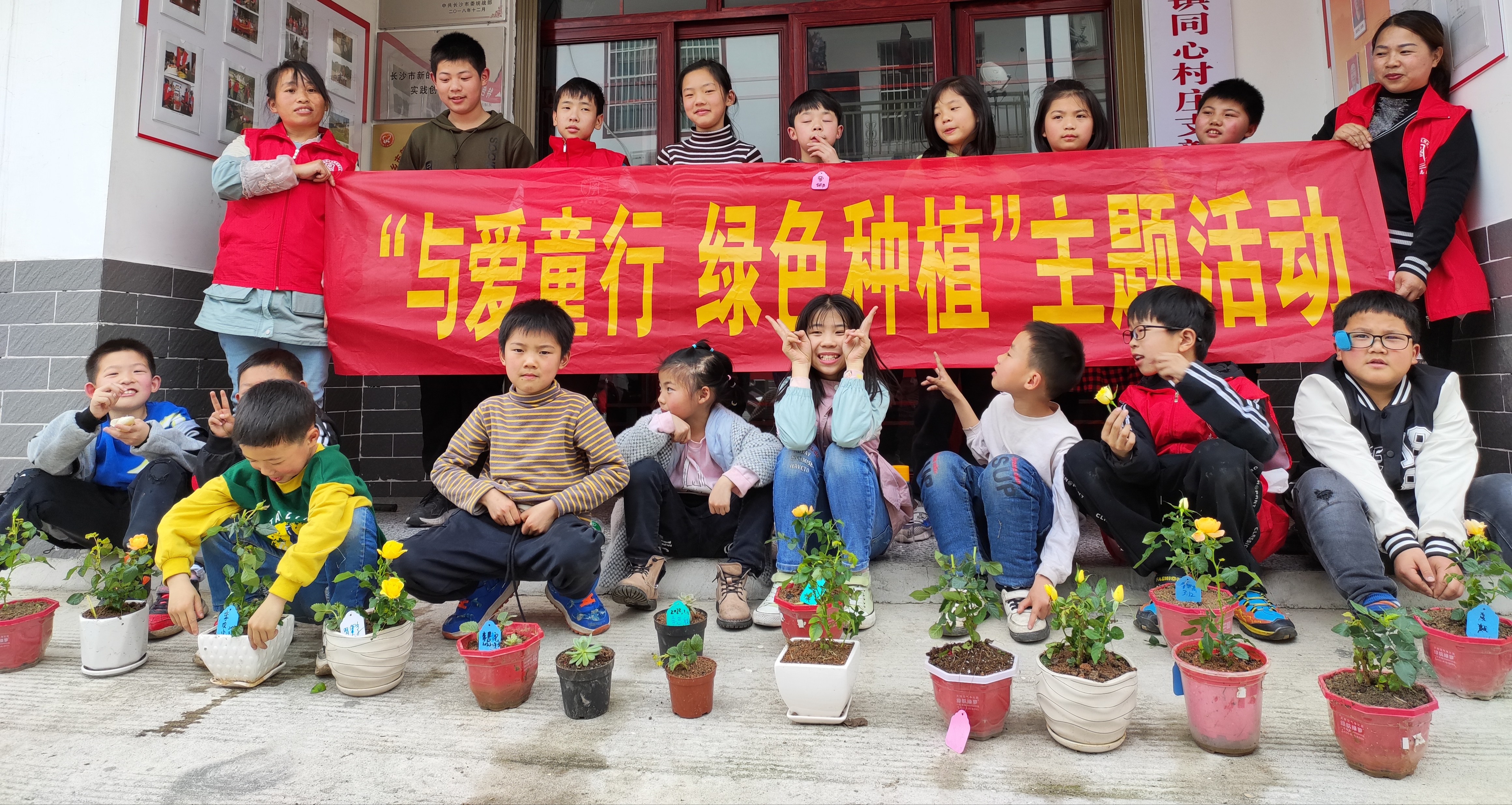 在寧鄉(xiāng)市巷子口鎮(zhèn),，“巷子花開”同心匯公益服務平臺組織開展“與愛童行 綠色種植”主題活動，吸引了志愿者及小朋友參與,。長沙晚報全媒體記者 張禹 通訊員 鄧晨雨 攝影報道