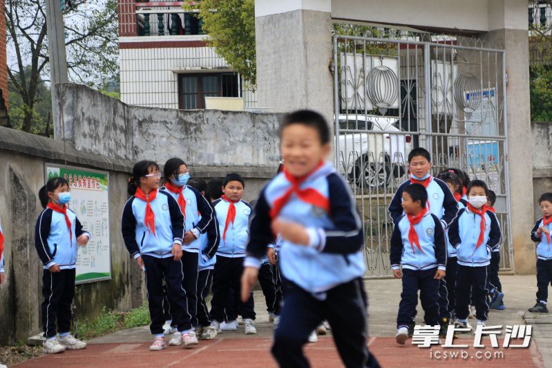 第一次穿上新校服的孩子們歡笑著，奔跑,、跳躍,，傳遞著自己內(nèi)心的喜悅,。 長沙晚報全媒體記者 張禹 通訊員 張進良 攝影報道