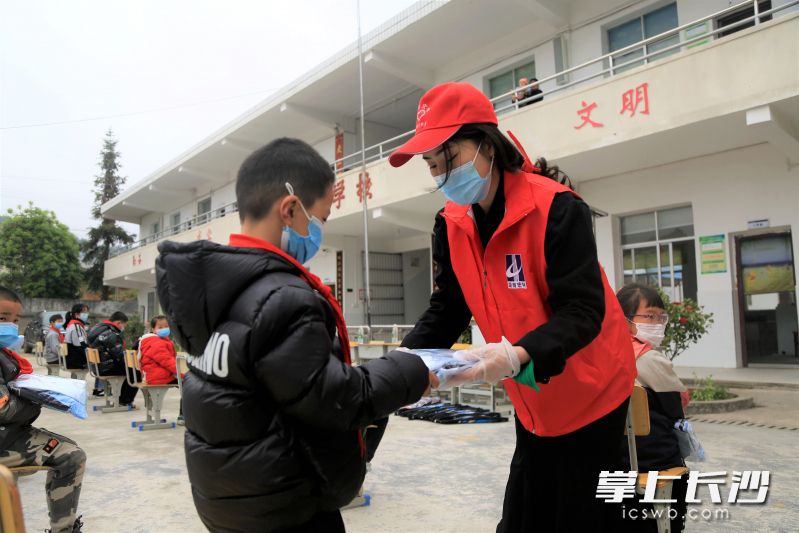 愛心人士向孩子們贈送新校服,。長沙晚報全媒體記者 張禹 通訊員 張進良 攝影報道