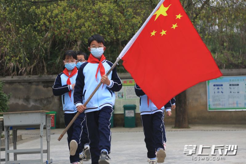 愛心人士和師生們同唱國歌,，進行了“國旗下成長”的升旗儀式,。長沙晚報全媒體記者 張禹 通訊員 張進良 攝影報道