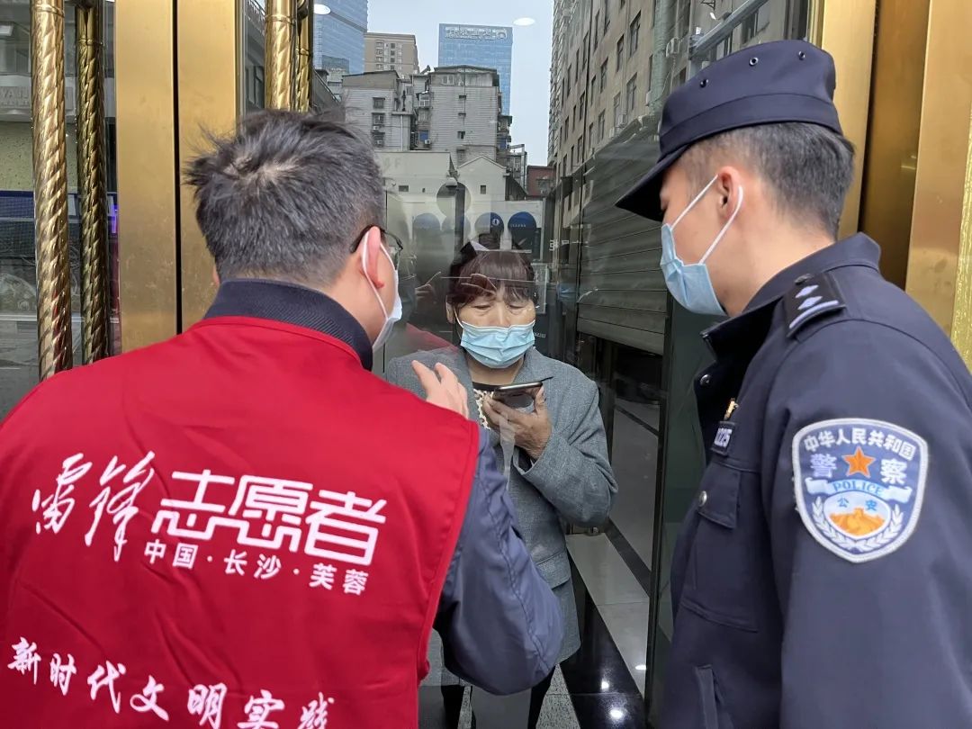 民警和志愿者幫助李阿姨,。均為長沙晚報通訊員 齊萱燁 供圖