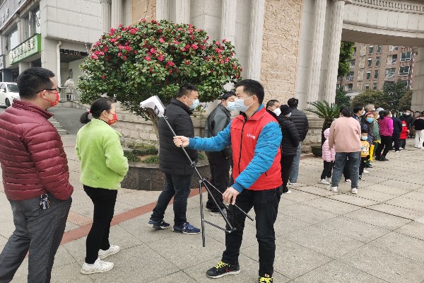 長沙市“最美志愿者”袁新華在天心區(qū)桂花坪新園社區(qū)核酸檢測點維持秩序,。長沙晚報通訊員 徐玲 供圖