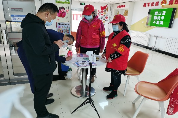 九峰苑志愿者協(xié)助社區(qū)登記居民出入信息,。長沙晚報全媒體記者 王斌 攝
