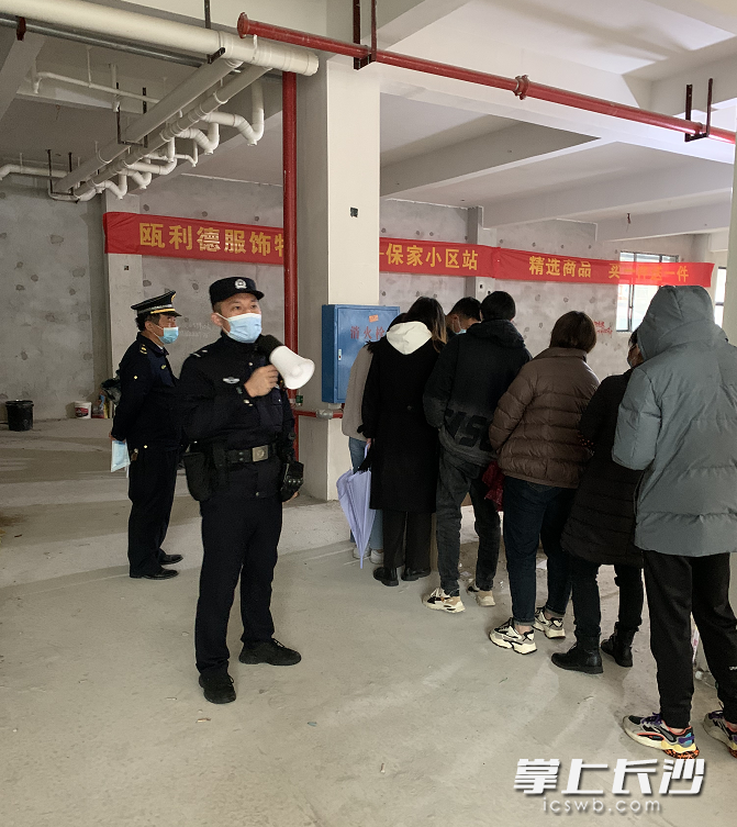 謝科在一核酸檢測(cè)點(diǎn)維持秩序,。長(zhǎng)沙晚報(bào)全媒體記者 鄧艷紅 攝