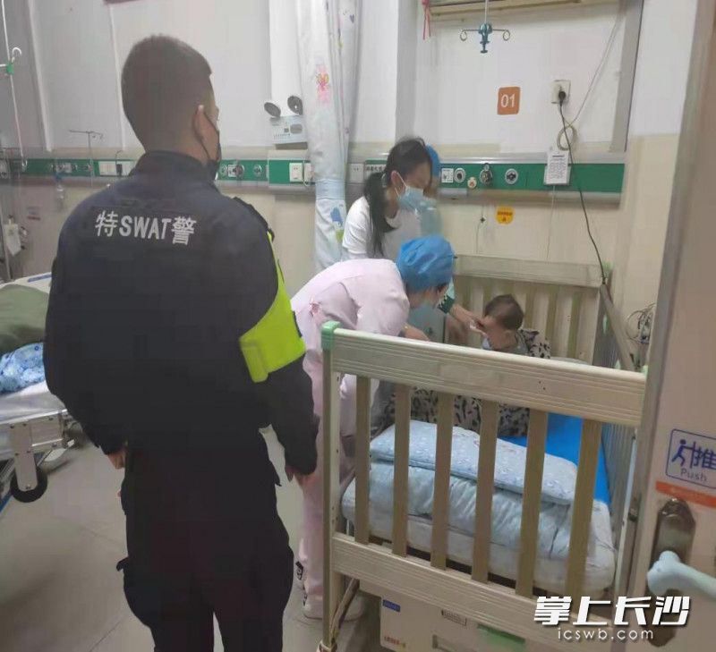 在民警幫助下,，孩童順利到達(dá)醫(yī)院,。均為通訊員 供圖