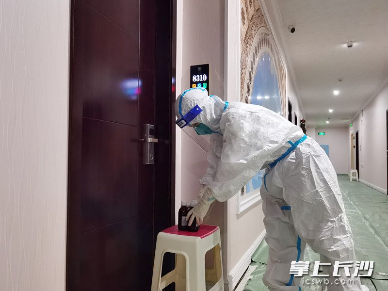 “大白”把“時疫預(yù)防方”送到隔離酒店的房間門口。 