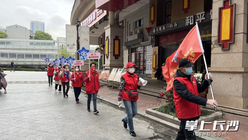 赤嶺路街道芙蓉南路社區(qū)“滿天星”志愿服務隊在轄區(qū)宣傳巡邏。長沙晚報通訊員 鐘茜 供圖