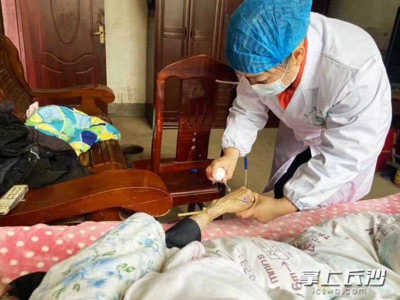 興馬洲村醫(yī)顏新艷,，上門(mén)為患癌老人李嗲嗲看診輸液,。長(zhǎng)沙晚報(bào)通訊員 彭銀燕 攝