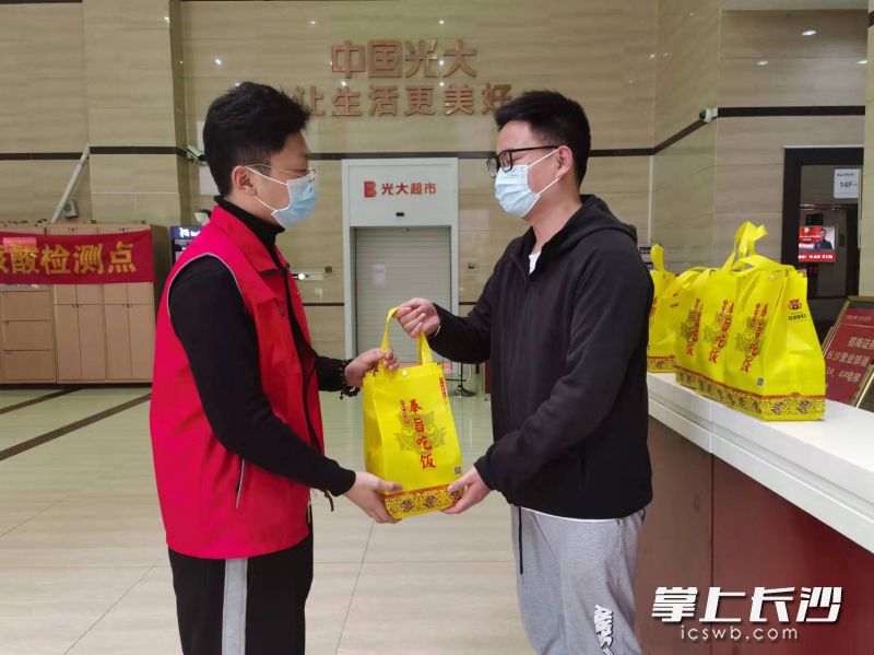 為志愿者送上愛心盒飯。長沙晚報(bào)全媒體記者 王斌 攝