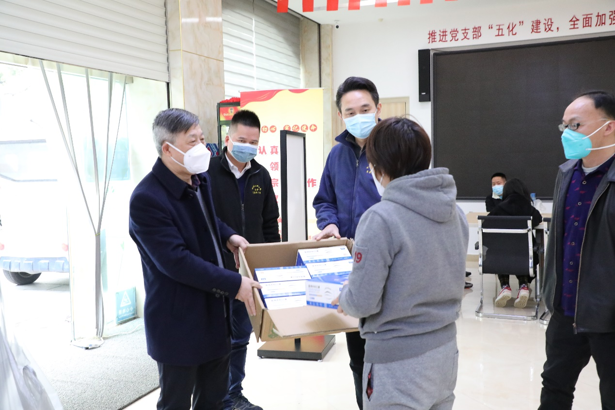 芙蓉區(qū)各民主黨派成員,、新階聯(lián)會(huì)員捐贈(zèng)的總價(jià)值達(dá)12萬(wàn)余元的抗疫物資,。