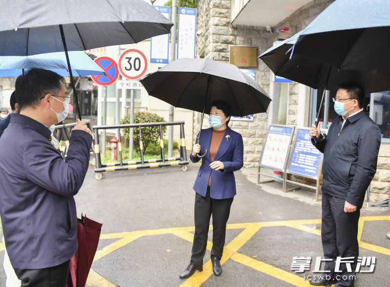 3月27日上午,，省委常委、市委書記吳桂英在天心區(qū)長(zhǎng)郡中學(xué)檢查督導(dǎo)疫情防控工作,。均為長(zhǎng)沙晚報(bào)全媒體記者 余劭劼 攝