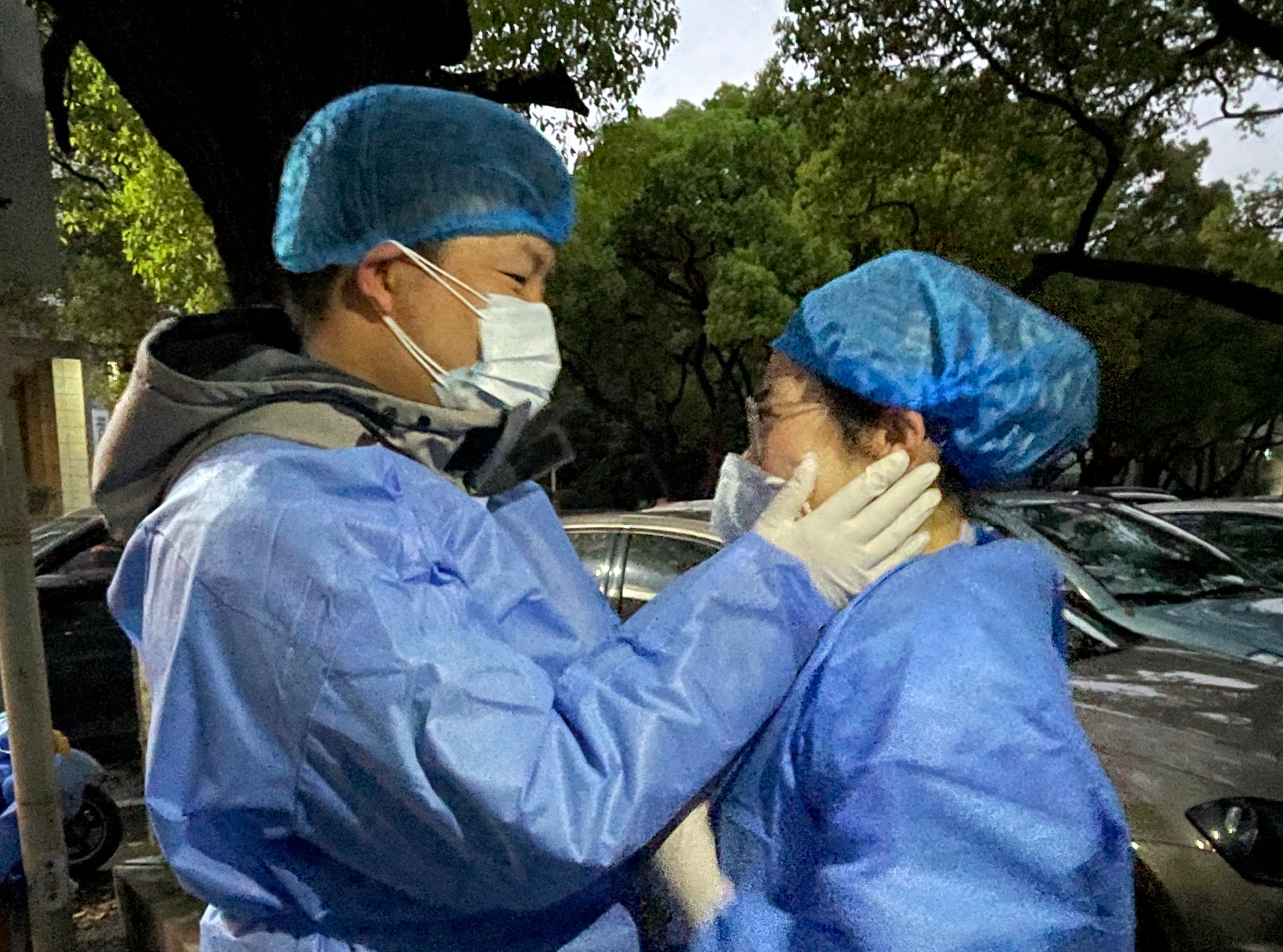 交班間隙,，白明鑫捧起妻子曹嘉的臉,，深情注視。長(zhǎng)沙晚報(bào)通訊員 鐘鵬慧攝