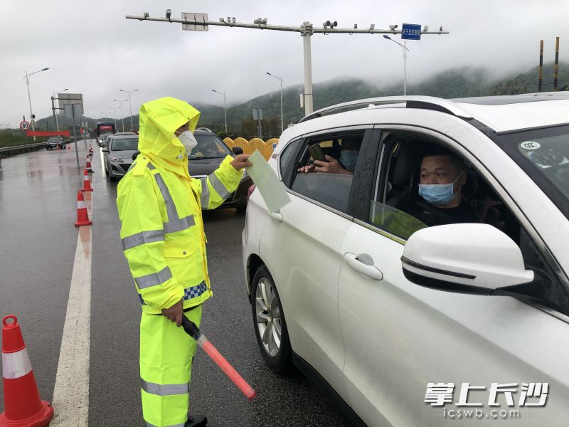 在高速公路進(jìn)入寧鄉(xiāng)市的入口設(shè)置了疫情防控檢測(cè)點(diǎn),，工作人員正在對(duì)過(guò)往車輛和人員進(jìn)行檢測(cè),。長(zhǎng)沙晚報(bào)全媒體記者 張禹 通訊員 吳敏 攝影報(bào)道