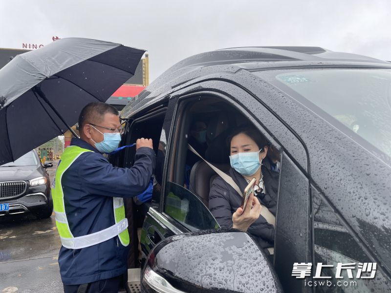 在高速公路進(jìn)入寧鄉(xiāng)市的入口設(shè)置了疫情防控檢測(cè)點(diǎn),，工作人員正在對(duì)過(guò)往車輛和人員進(jìn)行檢測(cè)。 長(zhǎng)沙晚報(bào)全媒體記者 張禹 通訊員 吳敏 攝影報(bào)道