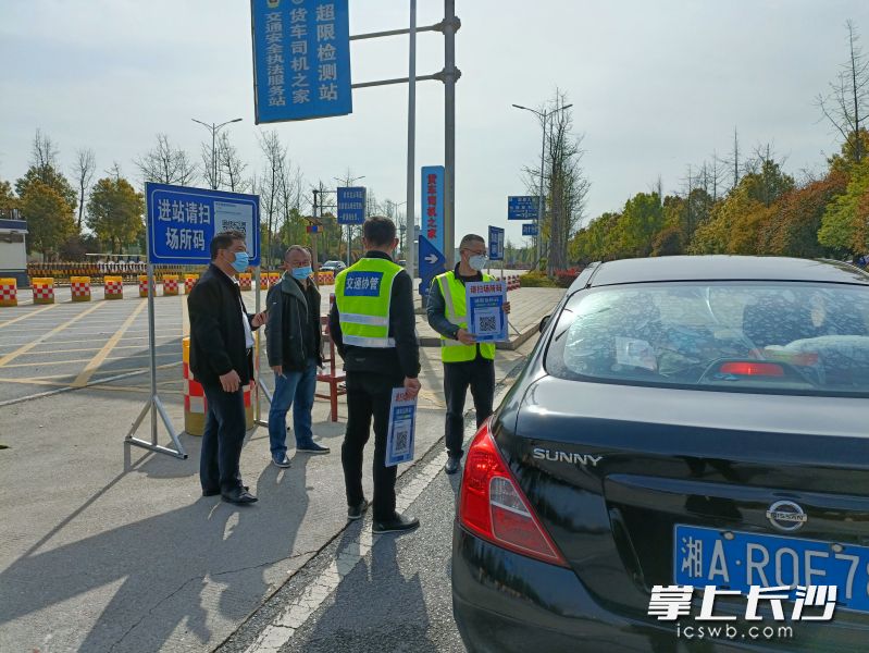 在益陽(yáng)市至寧鄉(xiāng)市城際干道菁華鋪鄉(xiāng)疫情防控檢測(cè)點(diǎn),，工作人員正在對(duì)過(guò)往車輛和人員進(jìn)行檢測(cè),。長(zhǎng)沙晚報(bào)全媒體記者 張禹 通訊員 黃勇 攝影報(bào)道