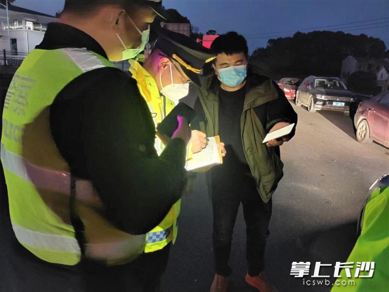 雖然夜幕低垂,，在高速公路進(jìn)入寧鄉(xiāng)市入口設(shè)置的疫情防控檢測(cè)點(diǎn),，工作人員還在認(rèn)真對(duì)過(guò)往車輛和人員進(jìn)行檢測(cè)。長(zhǎng)沙晚報(bào)全媒體記者 張禹 通訊員 吳敏 攝影報(bào)道