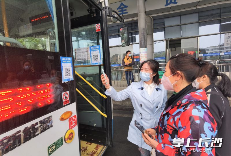 在寧鄉(xiāng)客運(yùn)汽車南站，乘客在工作人員的引導(dǎo)下掃碼準(zhǔn)備上車,。長(zhǎng)沙晚報(bào)全媒體記者 張禹 攝