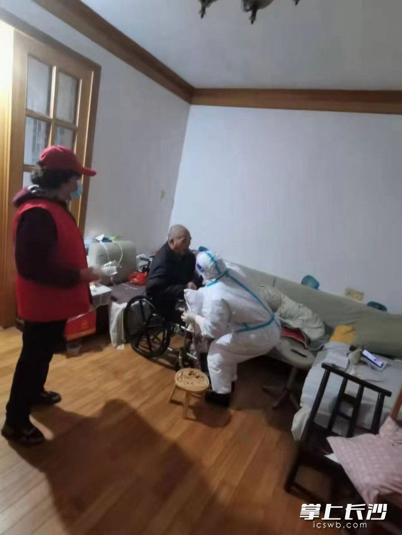 郭晶華和檢測人員上門為老人做核酸。長沙晚報(bào)通訊員 譚詩雅 供圖