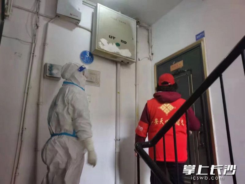 郭晶華帶著檢測人員上門做核酸,。長沙晚報(bào)通訊員 譚詩雅 供圖