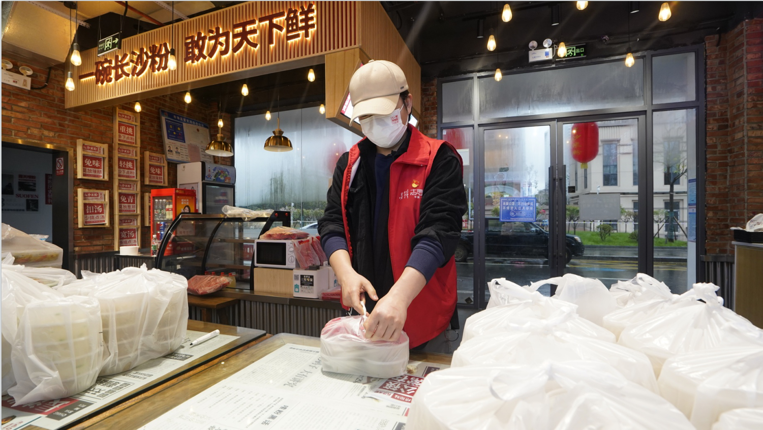 按防疫需求,，王浩然將快餐仔細(xì)打包,，整裝待發(fā)。長(zhǎng)沙晚報(bào)通訊員 胡美俐攝