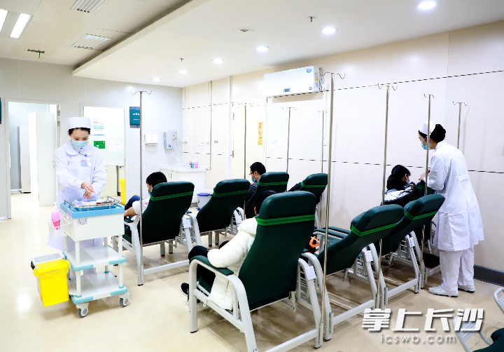 4月2日，中南大學(xué)湘雅醫(yī)院開通湖南省首個門診放化療中心,。  醫(yī)院供圖