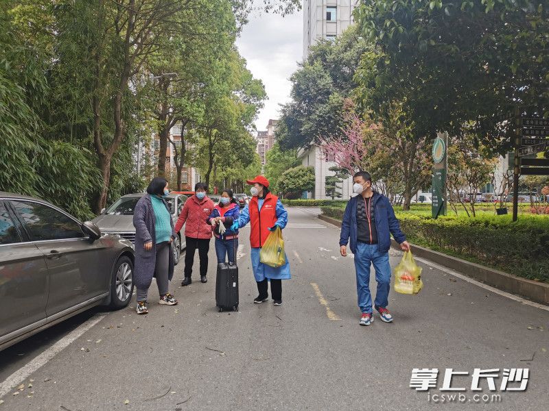 志愿者幫助孕婦運送物品。長沙晚報通訊員 趙凍連 供圖