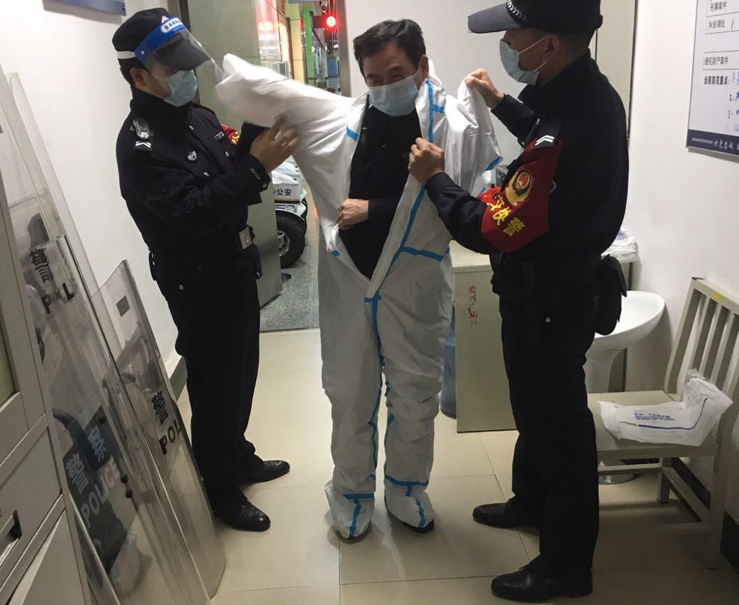 許順祥在同事幫助下穿防護(hù)服,，他平時(shí)會(huì)參與健康碼異常乘客的緊急處置工作,。   除署名外，其他圖片均由長(zhǎng)沙晚報(bào)通訊員 邵青 提供