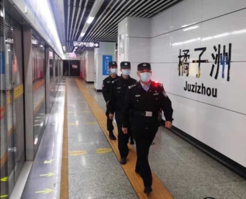 58歲的張賢平在地鐵站內(nèi)執(zhí)勤巡邏。