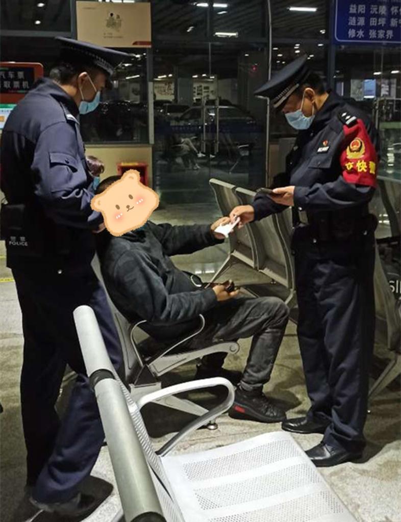 劉承念正在汽車(chē)站查看旅客信息,。