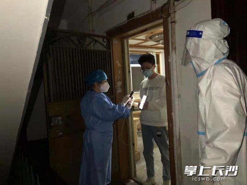 趙瑩（左）和同事在席草田巷一居民家門口提供服務(wù),。長(zhǎng)沙晚報(bào)通訊員 李榮玉 供圖
