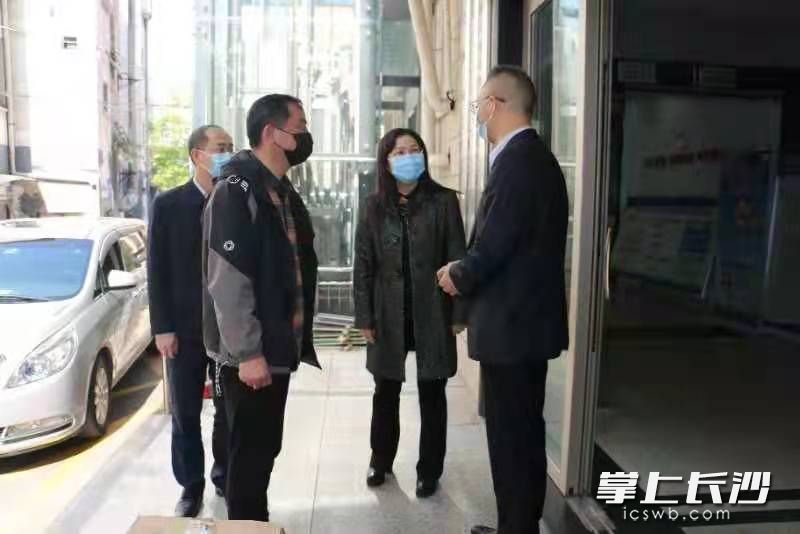 長沙晚報(bào)社黨委委員,、副社長、副總編輯,、長沙晚報(bào)社機(jī)關(guān)黨委書記莊居湘和黨群部主任來到侯家塘街道,，看望慰問已經(jīng)連續(xù)在一線奮戰(zhàn)了9天的長沙晚報(bào)社6名下派干部。