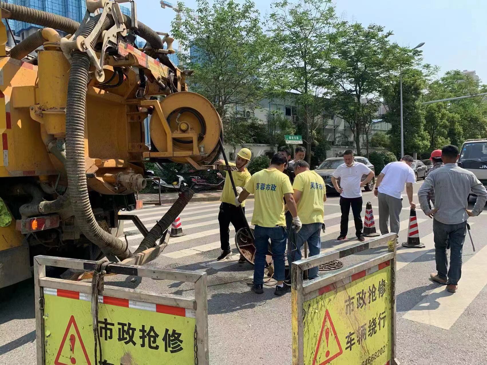 芙蓉區(qū)市政工作人員檢查和疏浚排水管網(wǎng),。均為芙蓉區(qū)供圖