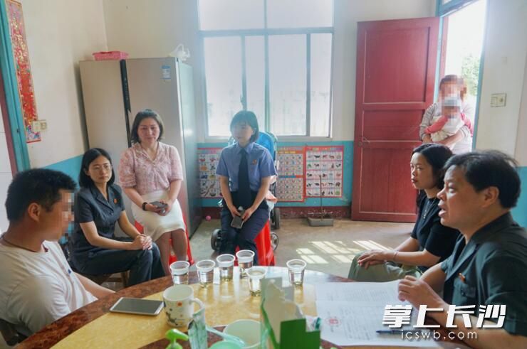 4月12日，當(dāng)?shù)胤ü?、檢察官及婦聯(lián)工作人員來到徐某家中回訪,。寧鄉(xiāng)法院供圖