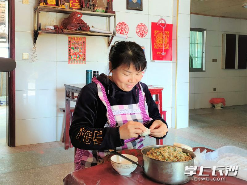 李寧波在為家人們包餃子,，臉上洋溢著幸福的笑容。長沙晚報全媒體記者 張禹 通訊員 李向 周杰 攝影報道