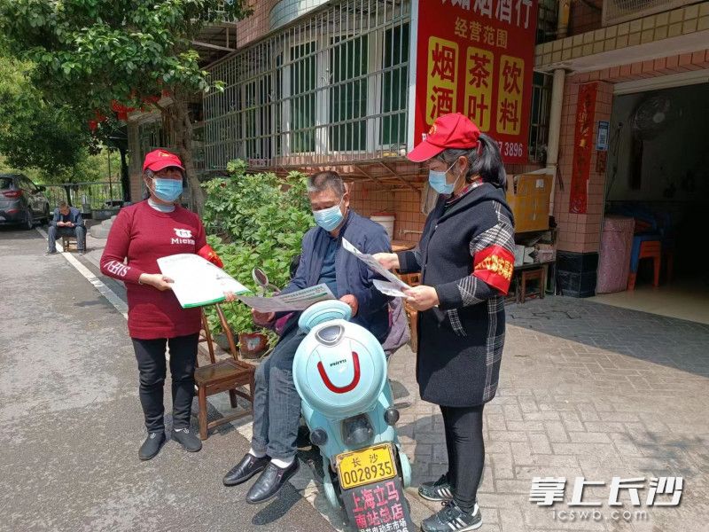 桂花坪志愿者上門入戶，向居民群眾宣傳“科學(xué)分類”知識,。長沙晚報通訊員 蘇躍玲 供圖