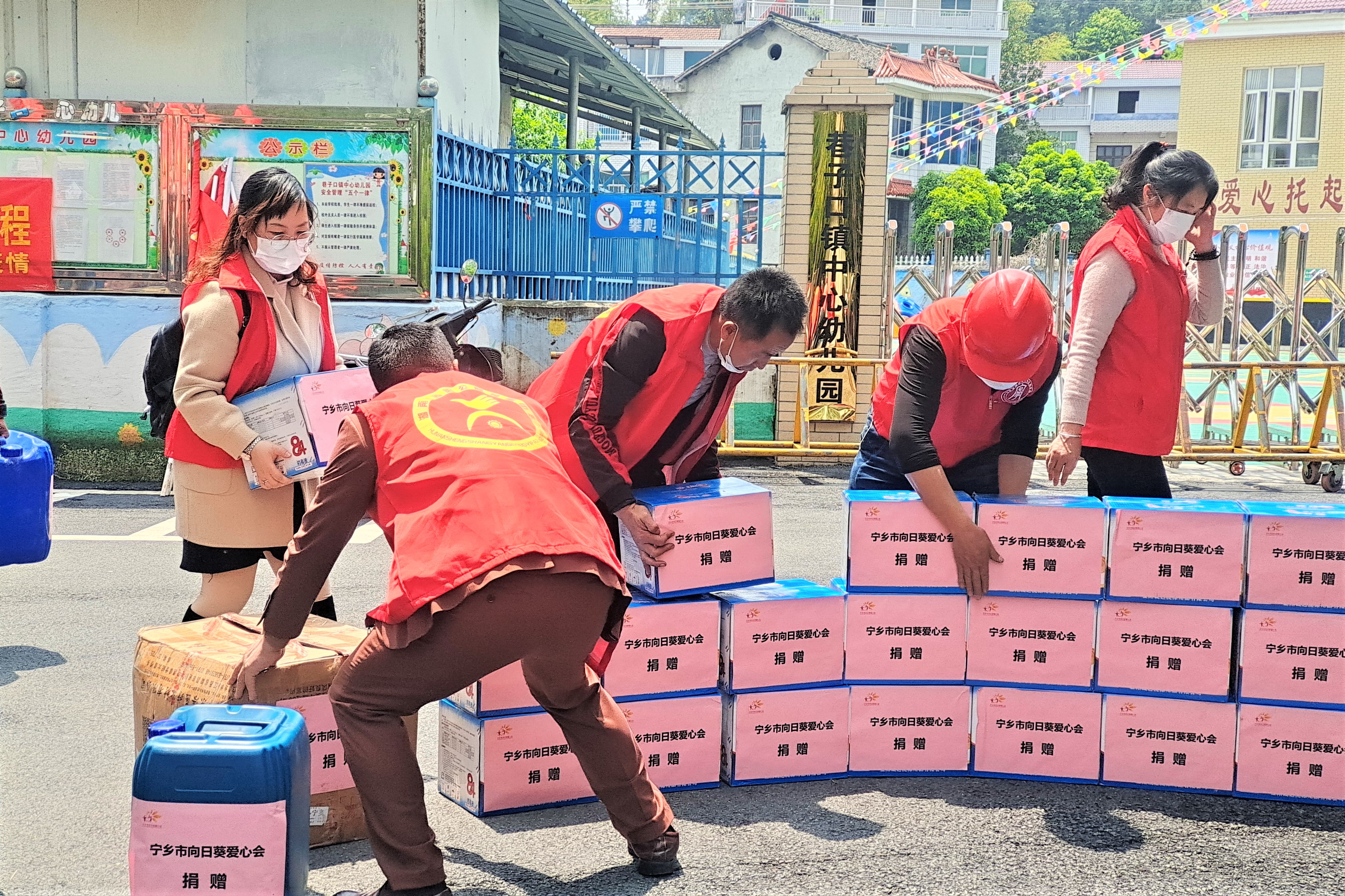 在寧鄉(xiāng)市巷子口鎮(zhèn)，人大代表組織愛心志愿者,，將防疫物資運(yùn)抵學(xué)校及幼兒園,，解決了師生們的燃眉之急,。長沙晚報(bào)全媒體記者 張禹 通訊員 鄧晨雨 曹煜 攝影報(bào)道