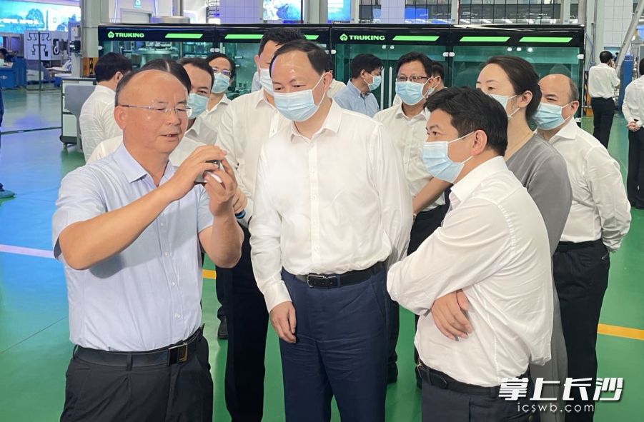 鄭建新參加拉練活動,。  長沙晚報全媒體記者 陳登輝 攝