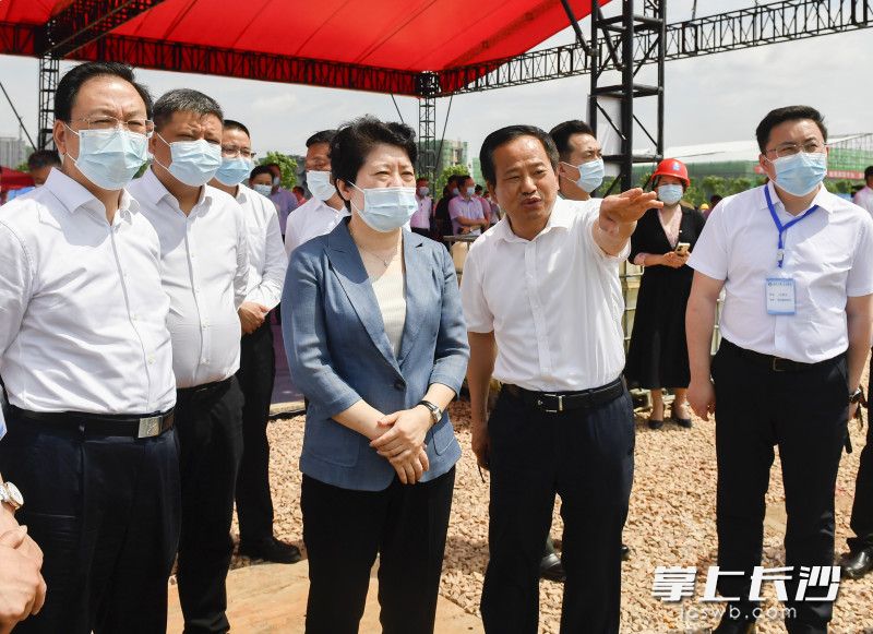 吳桂英一行在世界計算·長沙智谷項(xiàng)目現(xiàn)場。  長沙晚報全媒體記者 余劭劼 攝
