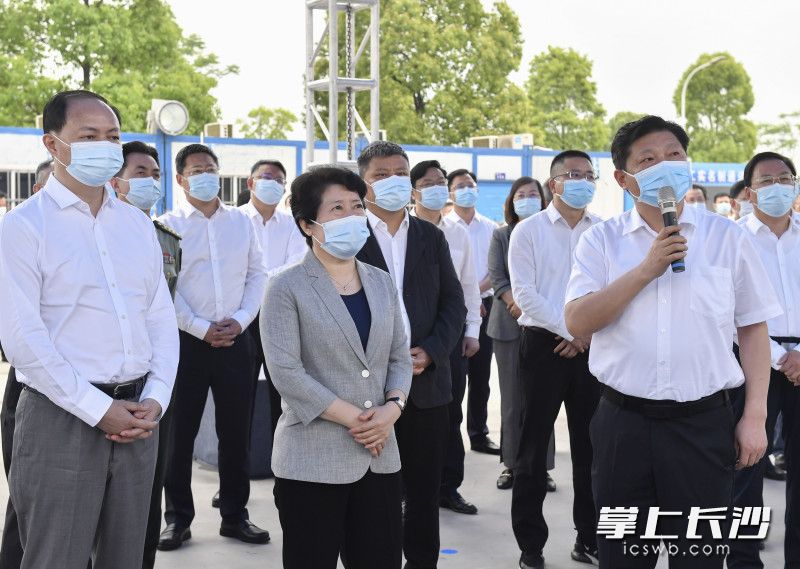 會(huì)前,，吳桂英率隊(duì)走進(jìn)上汽大眾新能源汽車(chē)項(xiàng)目進(jìn)行觀摩,。