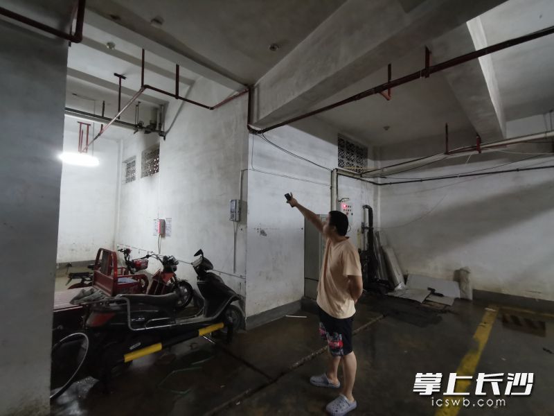 家住芙蓉區(qū)銀港水晶城D區(qū)5棟的王先生反映,，他家臥室屢屢傳出低頻噪音,，疑為小區(qū)污水泵引起。長(zhǎng)沙晚報(bào)全媒體記者劉樹源攝