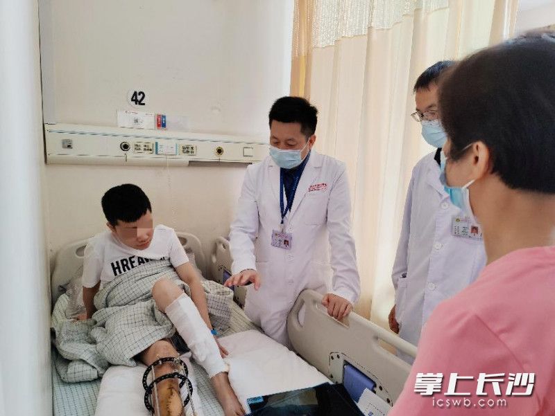 唐舉玉查看患者術(shù)后恢復(fù)情況,。   湘雅醫(yī)院供圖
